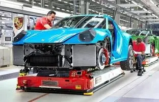 نگاهی به مراحل تولید پورشه 911 مدل 2025 در آلمان + ویدئو