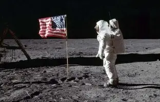 آیا پرچم آمریکا هنوز روی ماه است و می‌توان با تلسکوپ آن را دید