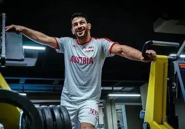 عاشقانه های حسن یزدانی در کنار یک فرد خاص و برای یک روز خاص + عکس