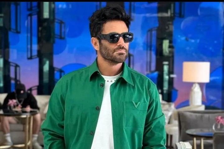  عکس هنری رضا گلزار با برج‌ خلیفه 