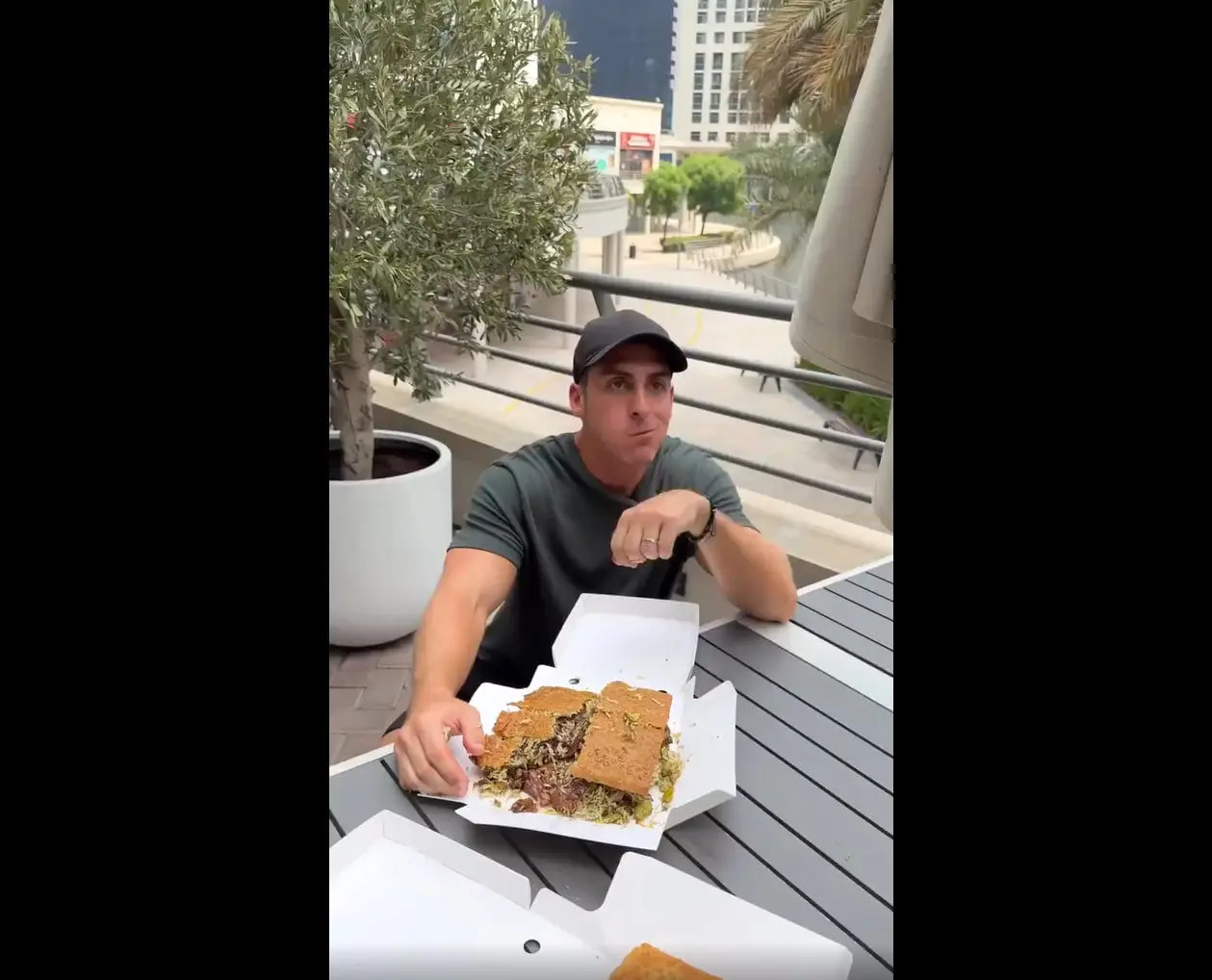 (ویدئو) ابراز علاقه شدید بلاگر خارجی به غذای ایرانی؛ خوردن چلوگوشت مثل همبرگر!