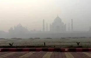 تصاویری از آسمان خاکستری پایتخت هند/ دود سمی به ۶۰ برابر حد معمول رسید + ویدئو 