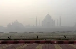 تصاویری از آسمان خاکستری پایتخت هند/ دود سمی به ۶۰ برابر حد معمول رسید + ویدئو 