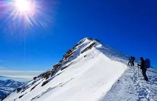 بارش برف در قله توچال تهران + ویدئو