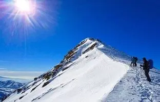 بارش برف در قله توچال تهران + ویدئو