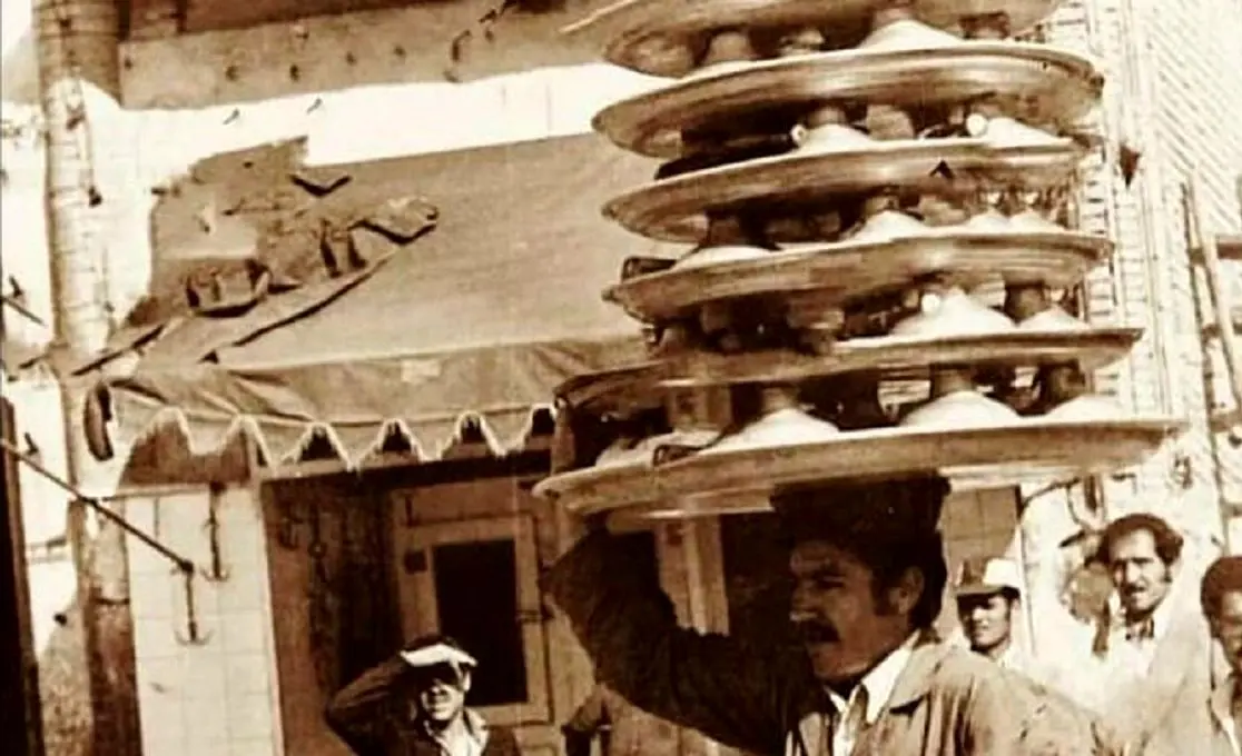  تهران قدیم؛ «پیرمرد طبق کش» در بازار در سال 37؛ محله ای در شمال شهر؛ سال 47 + تصویر