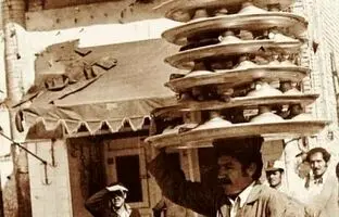  تهران قدیم؛ «پیرمرد طبق کش» در بازار در سال 37؛ محله ای در شمال شهر؛ سال 47 + تصویر