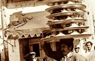  تهران قدیم؛ «پیرمرد طبق کش» در بازار در سال 37؛ محله ای در شمال شهر؛ سال 47 + تصویر