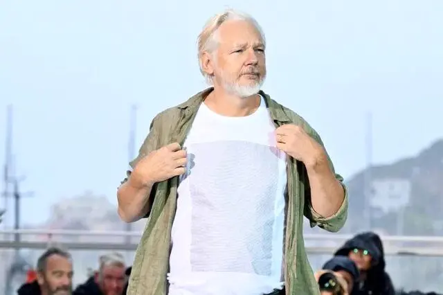 جولیان آسانژ با لباسی سیاسی روی فرش قرمز حاضر شد