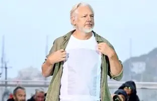 جولیان آسانژ با لباسی سیاسی روی فرش قرمز حاضر شد