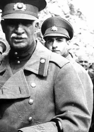 رضاخان در حال بررسی نقشه ساخت پل ورسک