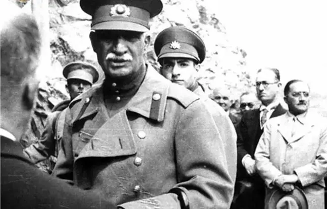 رضاخان در حال بررسی نقشه ساخت پل ورسک