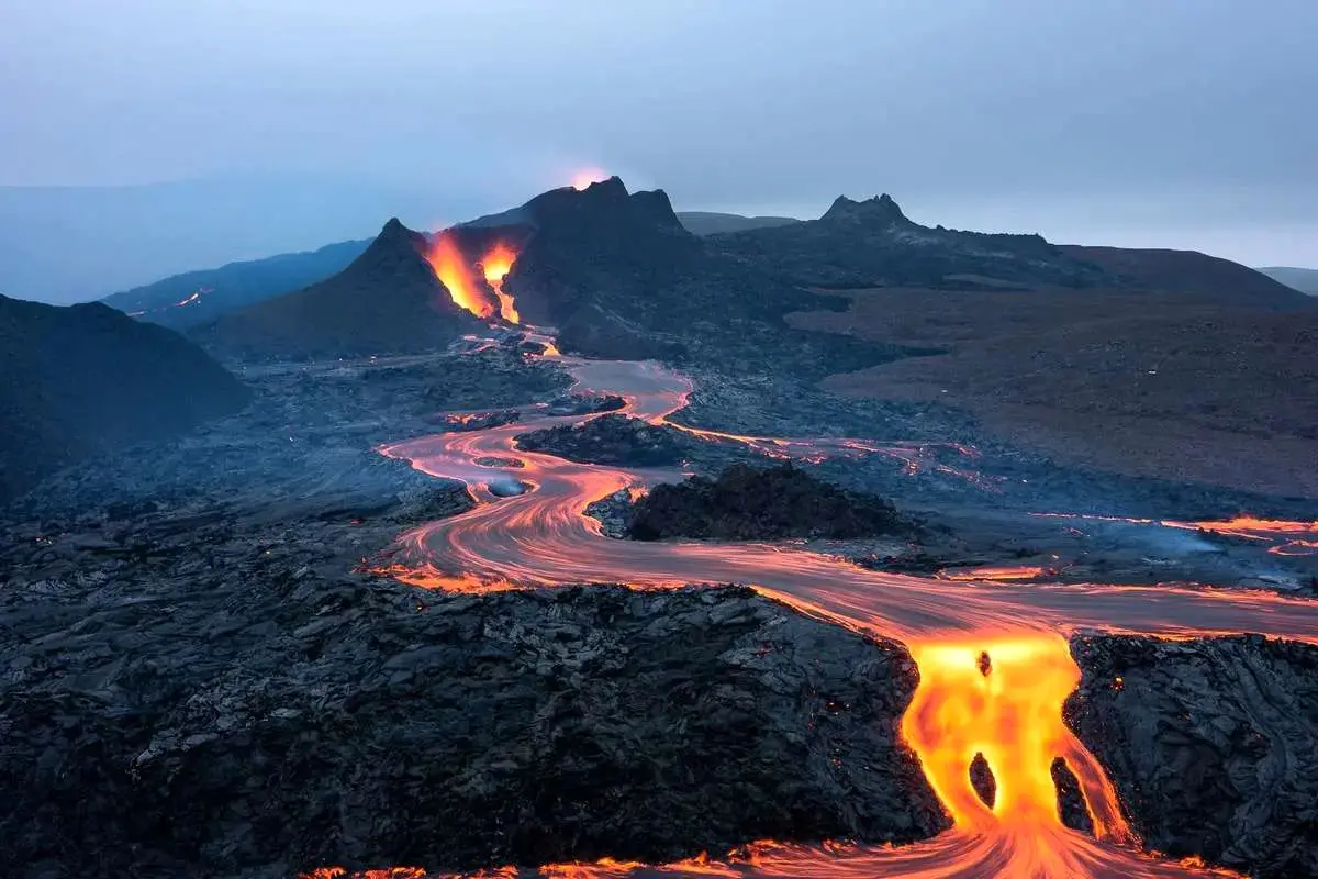 فوران‌های تماشایی آتشفشان در ایسلند گردشگران را شگفت‌زده کرد + ویدئو