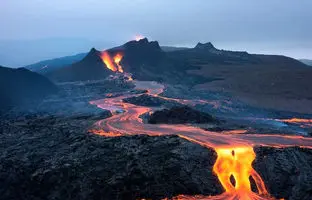 فوران‌های تماشایی آتشفشان در ایسلند گردشگران را شگفت‌زده کرد + ویدئو