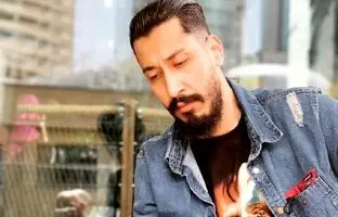  بهرام افشاری در کنار بهرام رادان در فرودگاه تورنتو