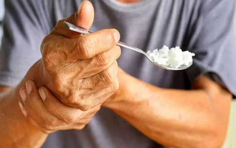 علت لرزش دست و روش‌های درمان آن