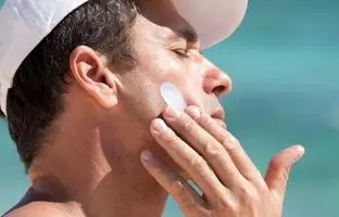 بهترین ضد آفتاب‌های مردانه؛ از پوستت در برابر آفتاب محافظت کن