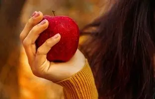 خواص و مضرات سیب؛ با خوردن سیب پوست‌ خود را شفاف کنید