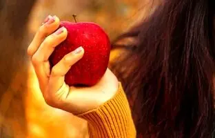 خواص و مضرات سیب؛ با خوردن سیب پوست‌ خود را شفاف کنید