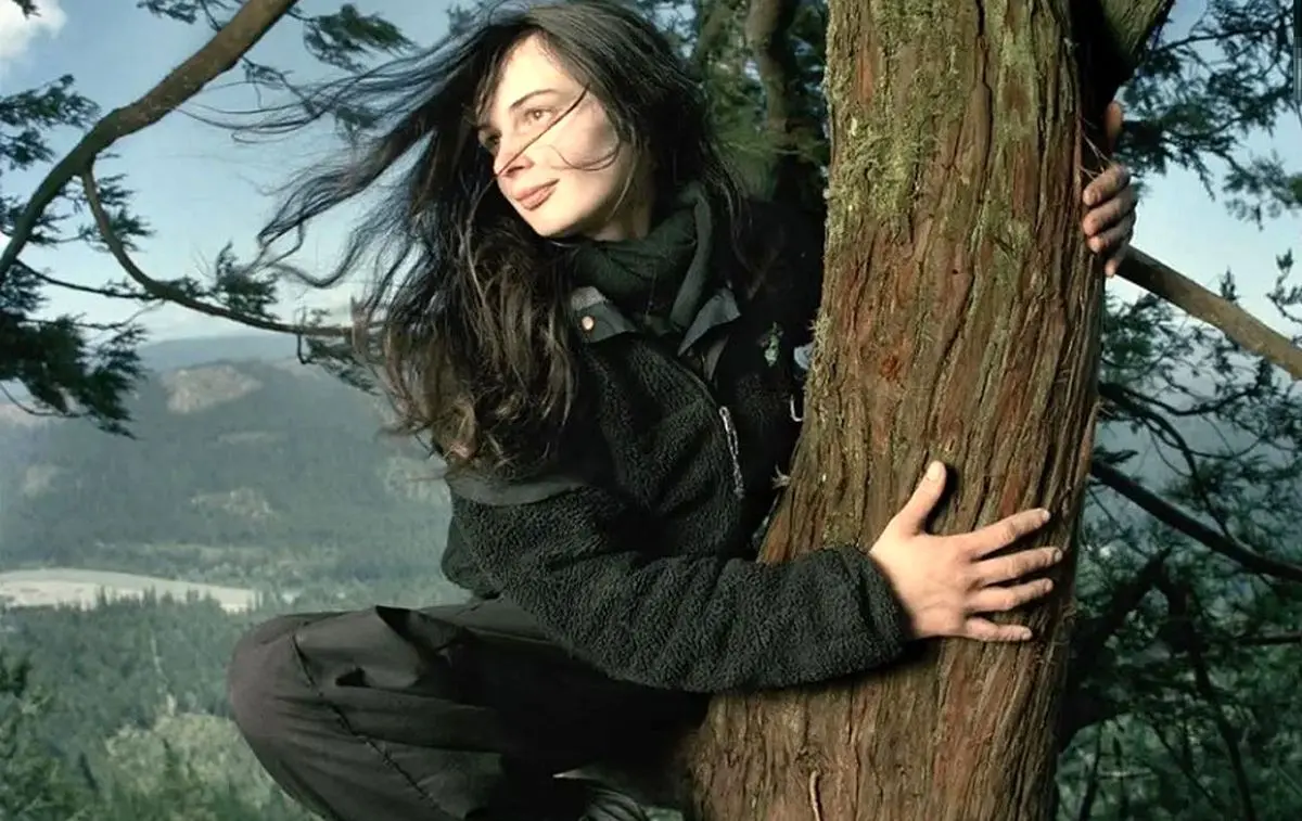  دختری که دو سال بالای یک درخت ۵۴ متری زندگی کرد + تصاویر