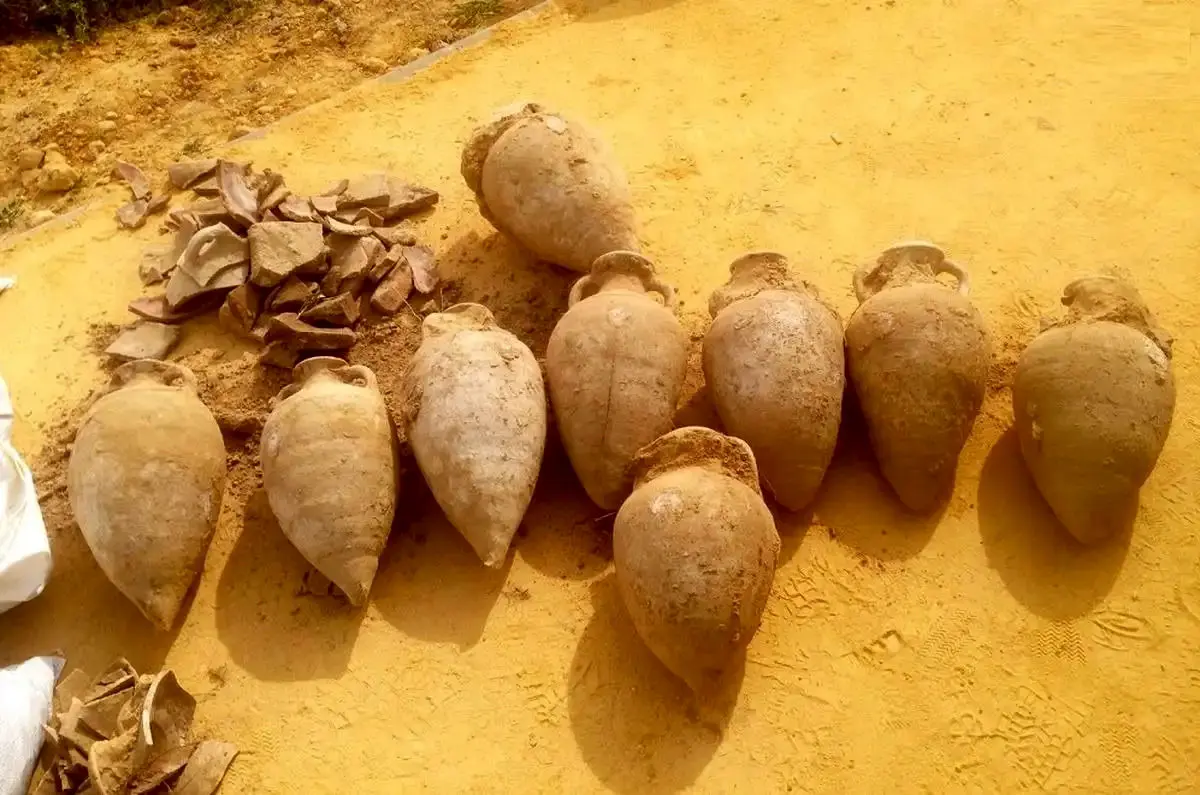 کشف «19 کوزه پر از سکّه‌های رومی» در عملیات «لوله‌گذاری» 