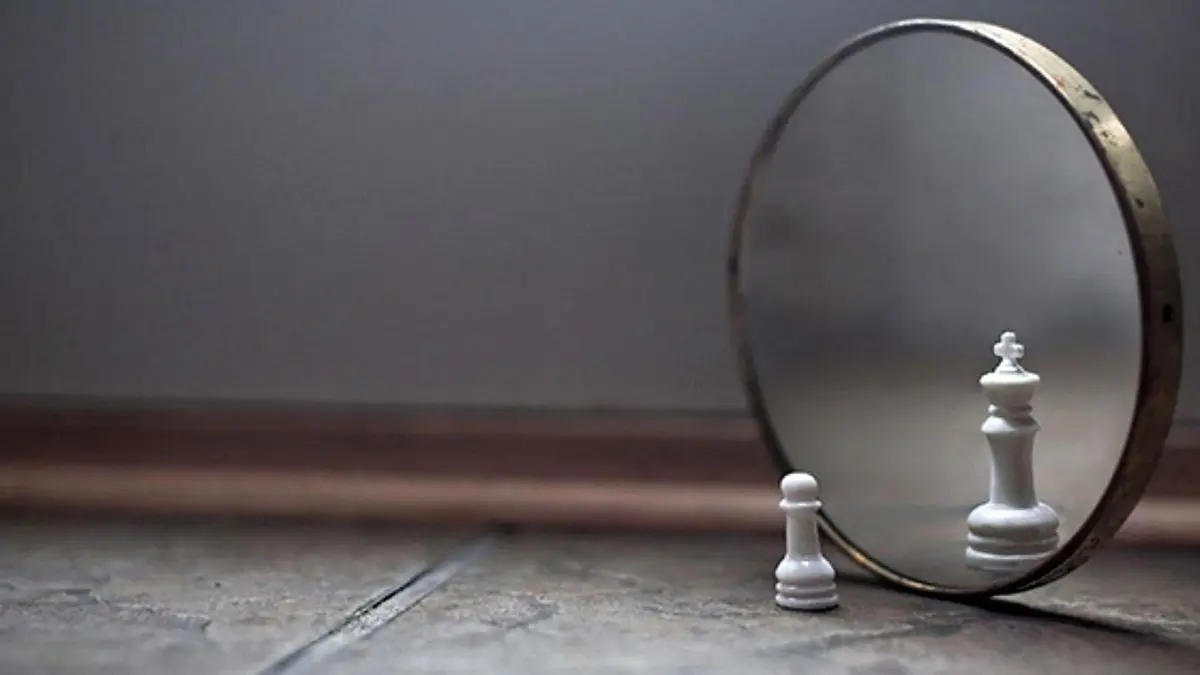 نشانه‌های پنهان خودشیفتگی: ۸ ویژگی غیرمعمول که باید بشناسید