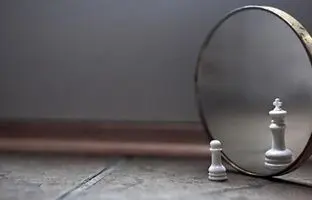 نشانه‌های پنهان خودشیفتگی: ۸ ویژگی غیرمعمول که باید بشناسید