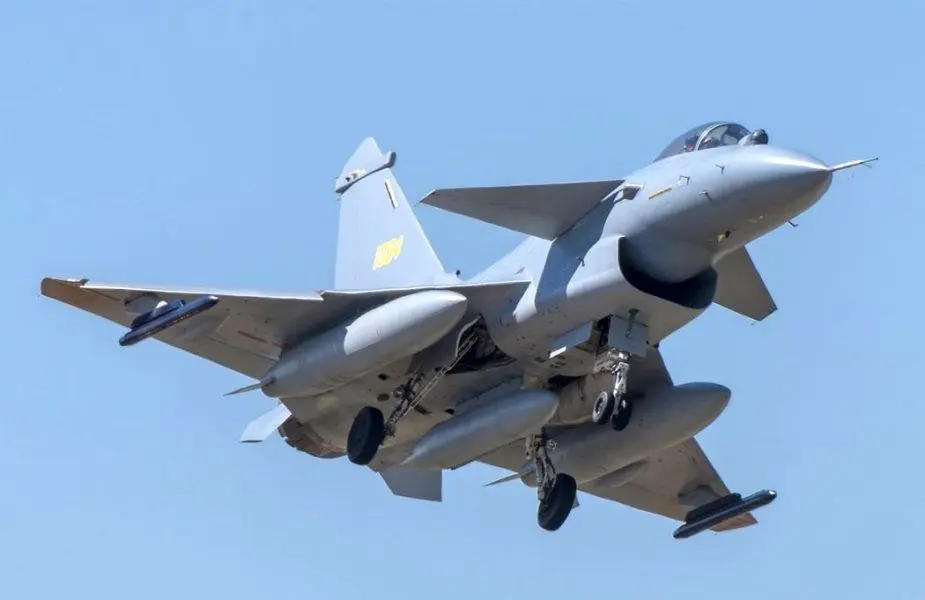  رونمایی ایران از اولین جنگنده چینی J-۱۰C 