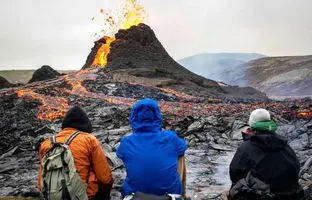  شگفتی گردشگران از فوران آتشفشان در ایسلند + ویدئو