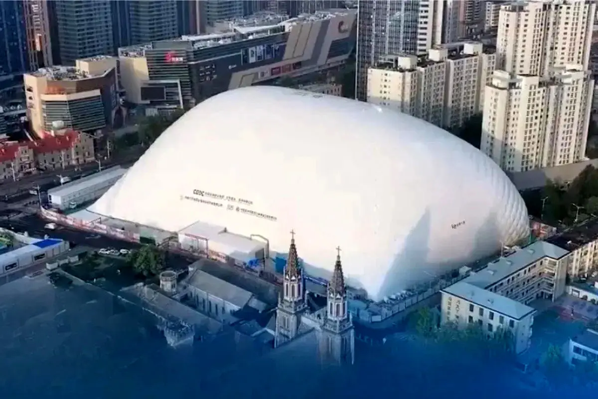 رونمایی چین از یک گنبد بادی ۵۰ میلیون دلاری برای مهار آلودگی ناشی از ساخت‌وساز + ویدئو