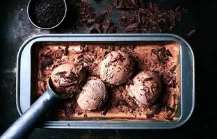  طرز تهیه بستنی شکلاتی خانگی 