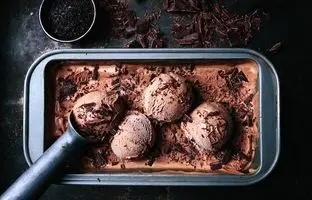  طرز تهیه بستنی شکلاتی خانگی 