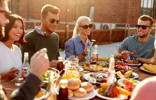  ۸ ویژگی دوستانی که از خانواده نزدیکترند! 