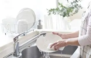 بدون مایع ظرف بشویید