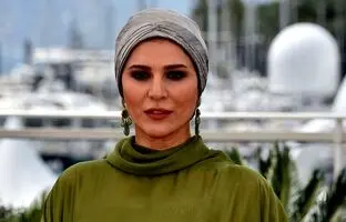 استایل تازه: ژست و استایل جذاب سحر دولتشاهی در یک کافه