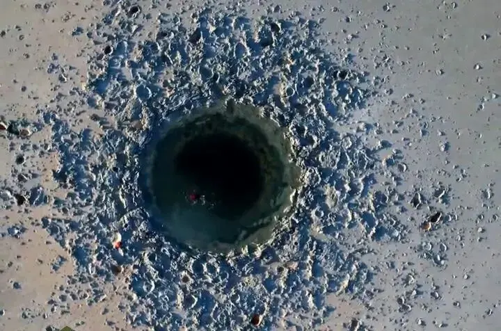  پیدایش یک گودال عمیق در دل دریاچه ارومیه + ویدئو