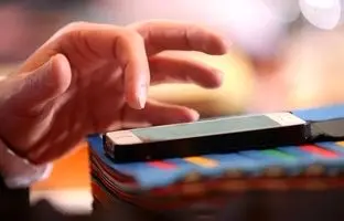 به محض بیدار شدن از خواب، گوشی را چک نکنید!/ چگونه چک کردن گوشی روزتان را تحت تأثیر قرار می‌دهد؟