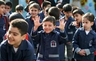  ادبیات شوکه‌کننده دانش‌آموز کلاس اولی روی آنتن زنده خطاب به مجری: خوبی ستون؟ + ویدئو