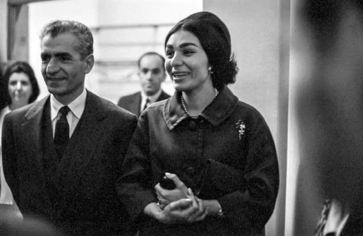 عکس قدیمی: محمدرضا پهلوی و فرح در کنسرتی در پاریس در سال 43