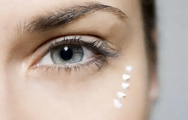 بهترین کرم های دور چشم ایرانی برای کاهش تیرگی و چین‌وچروک