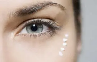 بهترین کرم های دور چشم ایرانی برای کاهش تیرگی و چین‌وچروک