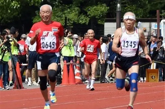 پیرمرد ۱۰۵ ساله مدال طلای دومیدانی گرفت! +ویدئو