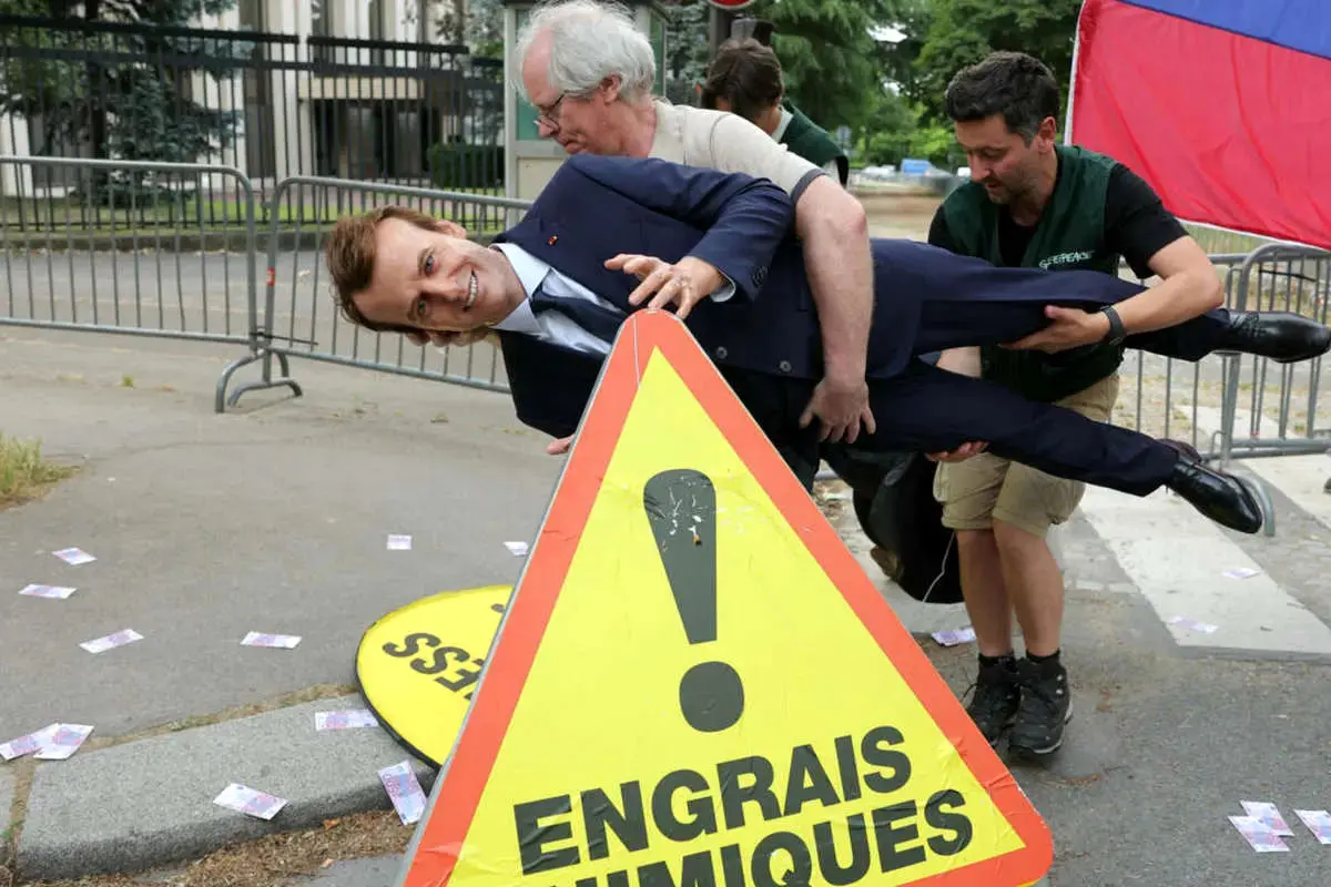  سرقت مجسمه چهل هزار یورویی مکرون از موزه پاریس + ویدئو