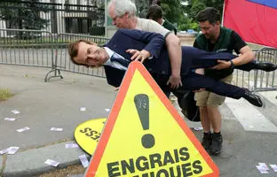  سرقت مجسمه چهل هزار یورویی مکرون از موزه پاریس + ویدئو