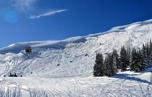  لحظه ریزش بهمن و دفن وسایل نقلیه کوهنوردان + ویدئو