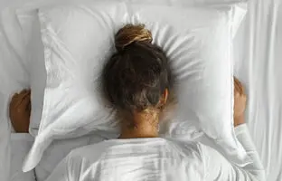 راهکاری ساده برای خاموش کردن افکار مزاحم هنگام خواب