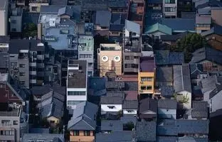 خانه‌ای با چهره انسان که بیننده را غافلگیر می‌کند! 