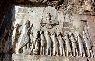 همسفر با داریوش به قتلگاه گئوماتای مغ در بیستون؛ گزارشی به خدایان