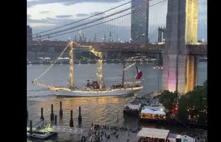 لحظه برخورد کشتی تاریخی با یک پل در نیویورک + ویدئو