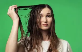  علت چرب به نظر رسیدن موها بعد از حمام چیست؟
